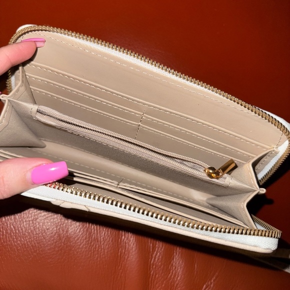Badgley Mischka Cream and White Wallet with Gold Logo. Brand new - Picture 2 of 3